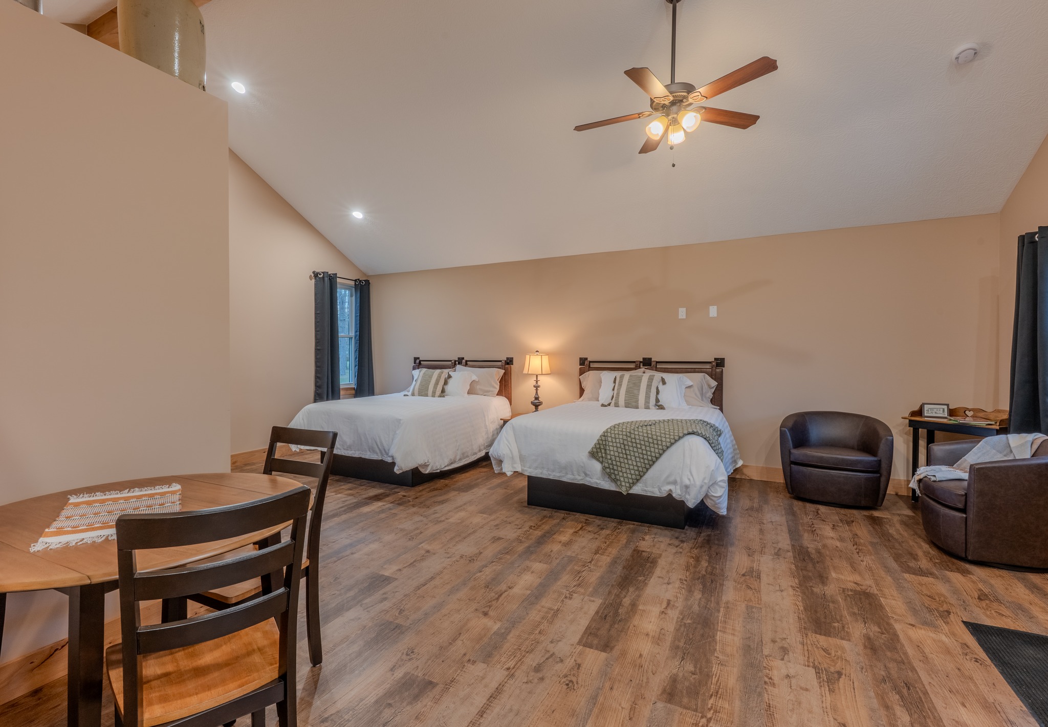 Relaxing Cabin Getaways with Comfort, Privacy, and Scenic Charm